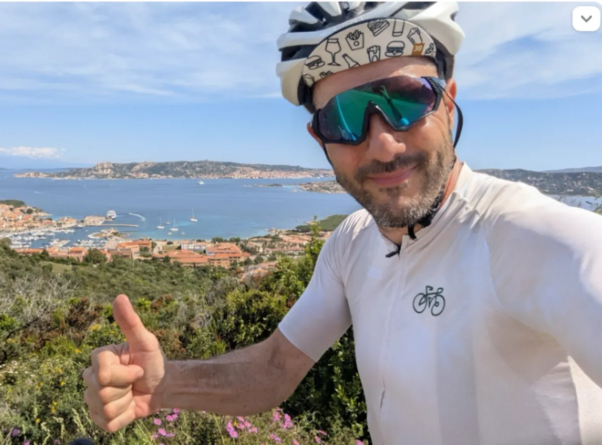 Sébastien d'Abicyclette avec vue sur la côte