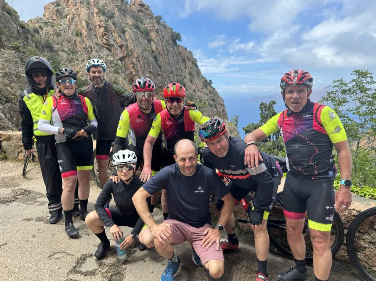 Groupe de cyclistes en montagne
