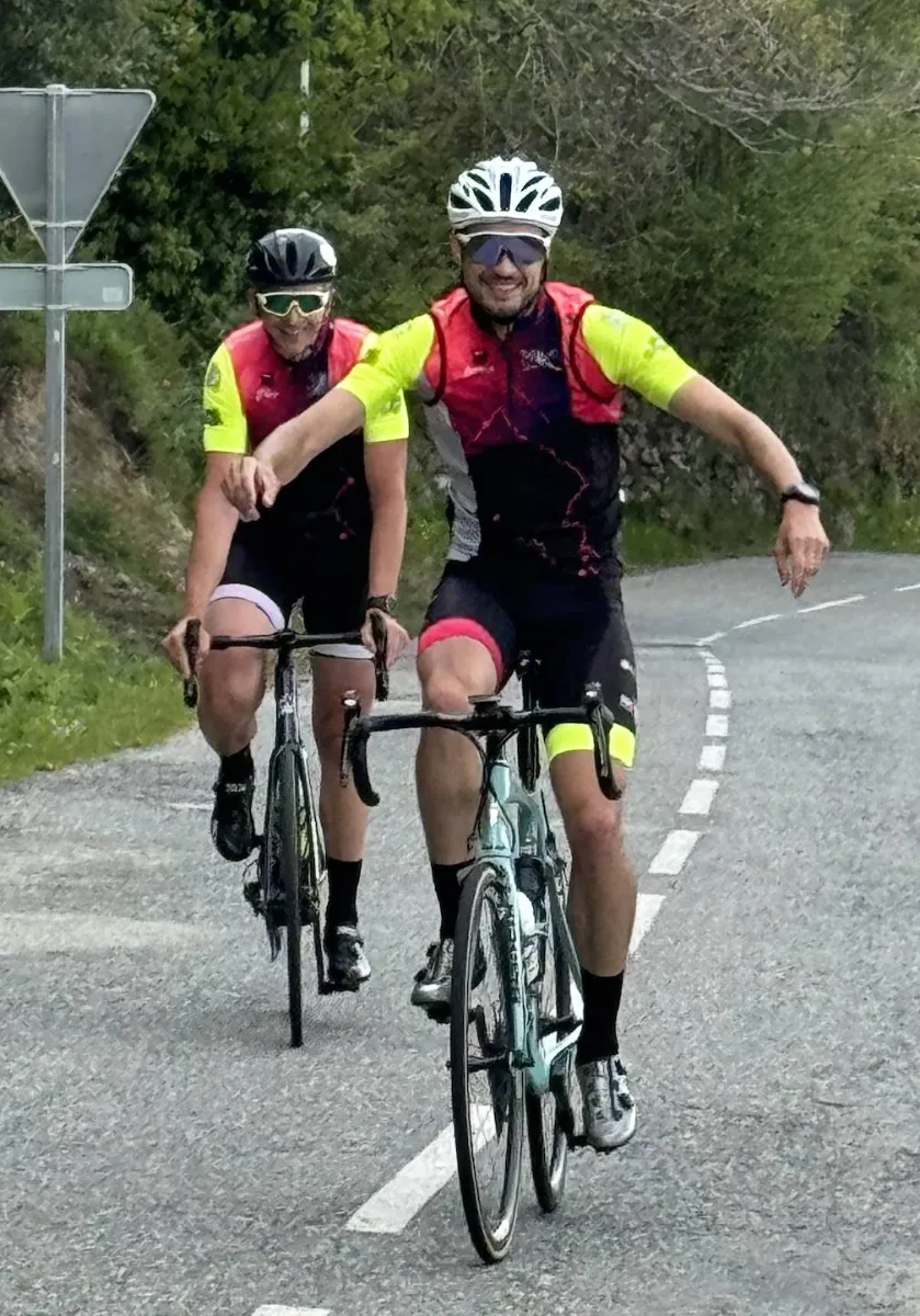 Cyclistes sur route sinueuse