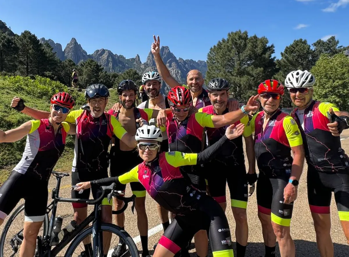 Groupe joyeux devant les aiguilles