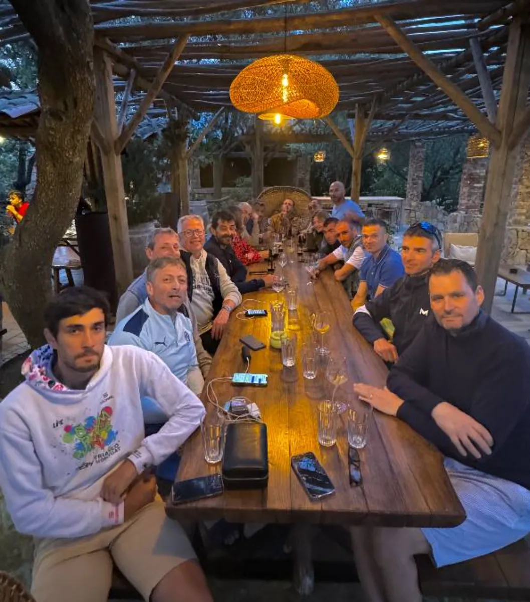 Dîner de groupe sous la pergola