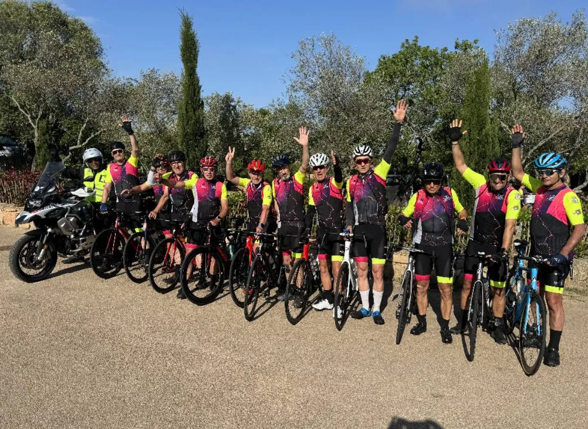 Groupe avec les bras levés