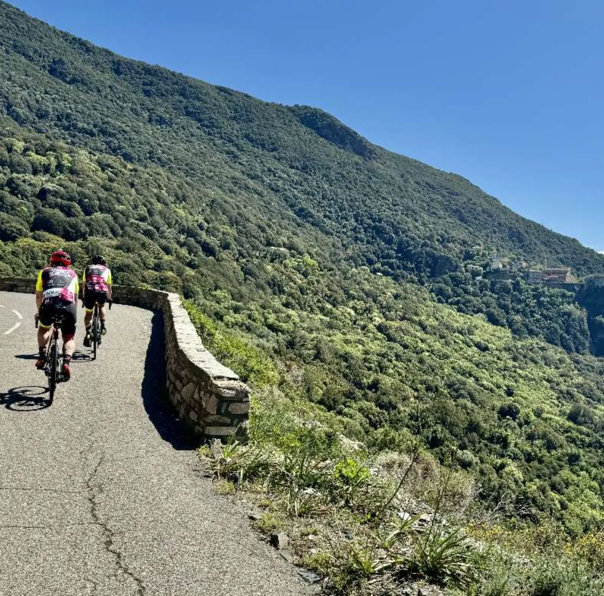 Cyclistes sur route de montagne