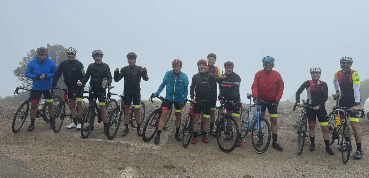 Cyclistes dans la brume