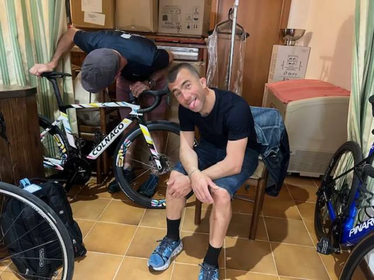 Cycliste dans la chambre d'hôtel