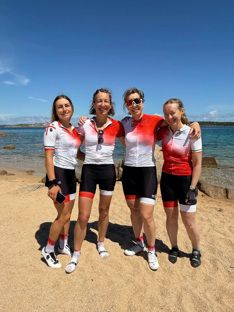 Cyclistes femmes sur la plage