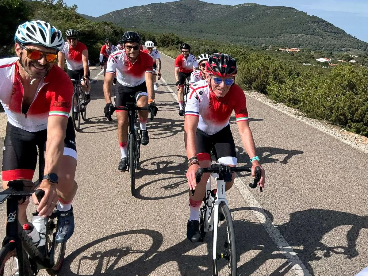 Cyclistes sur les routes montagneuses de Sardaigne