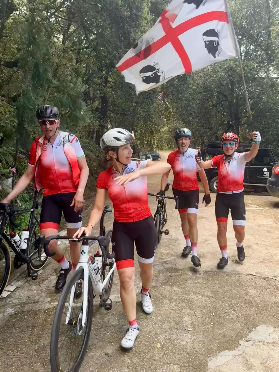 Avec le drapeau de la Sardaigne