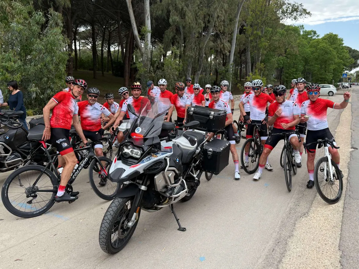 Groupe avec la moto d'assistance
